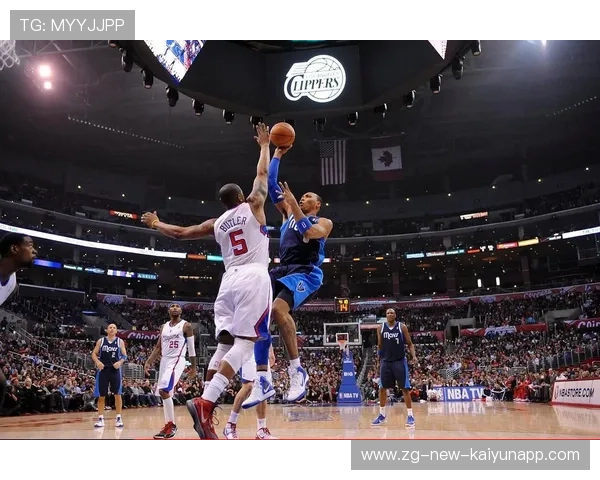 NBA球员抢板飞出场：场上瞬间彰显拼搏精神与篮球魅力